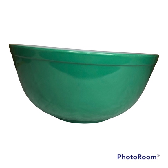 Pyrex Other - Pyrex green primary bowl